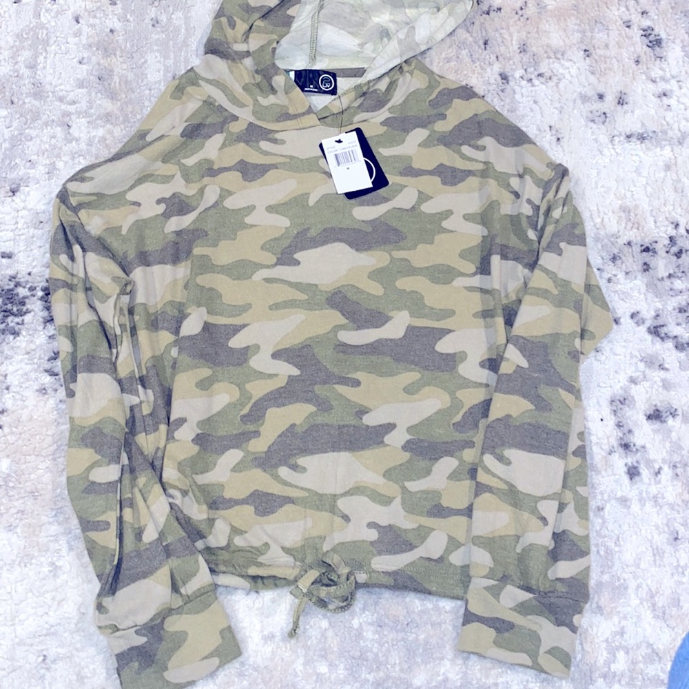 Women’s 2 Liv camouflage hooded long sleeve shirt size M NWT!!